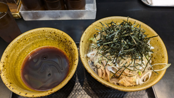 「ポーク肉そば、中盛」@なぜ蕎麦にラー油を入れるのか。 秋葉原店の写真