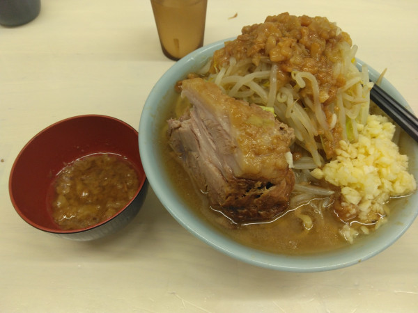 「ラーメン1100円麺300グラムヤサイニンニクアブラ」@俺の生きる道 柏店の写真