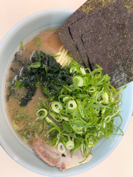 「ラーメン900円＋九条ネギ200円」@横浜家系ラーメン田中の写真