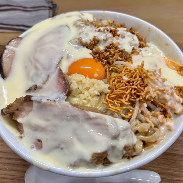 「まぜそば 中（辛味以外全部）＋ハイチーズ」@ハイマウントの写真