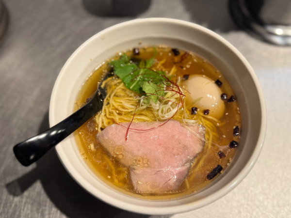 「琥珀醬油味玉拉麺 650円」@天雷軒 四ツ谷本店の写真