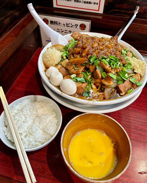 「スタ満そば/大盛り/小ライス/生玉子/ニラ/まさお(うずら3個)」@元祖スタミナ満点らーめん すず鬼の写真