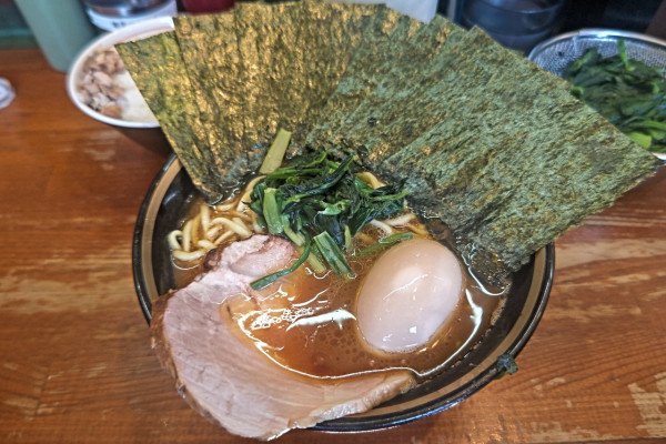 「中盛ラーメン+のり+ほうれん草+味玉+ライス」@末廣家の写真