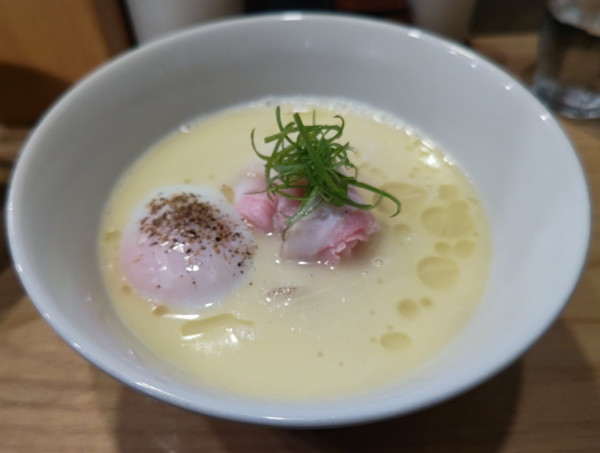 「白トリュフオイル香る鶏白湯麺」@らーめんMAIKAGURAの写真