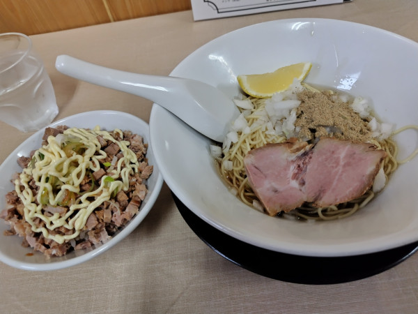 「油そば550円　豚めし（麺とセット）280円」@寺カフェ 中華そば水加美の写真