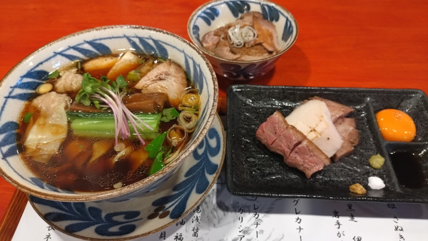 「特製醤油ラーメン　ロースポーク丼ハーフ¥1800 ＋¥300」@中華そば 鴨福の写真