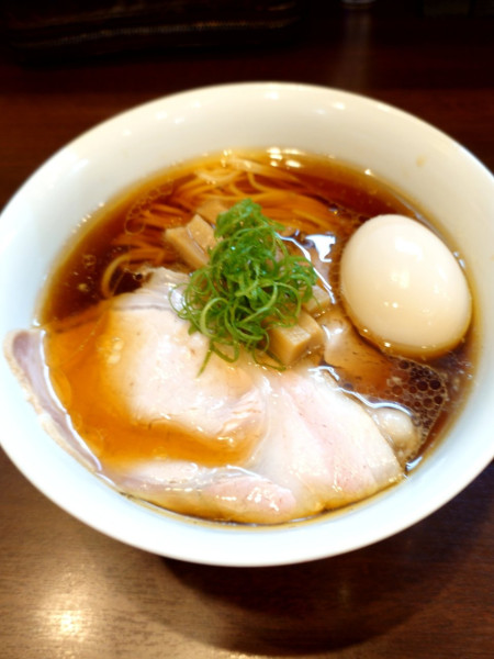 「醤油ラーメン味玉トピ」@とものもとの写真