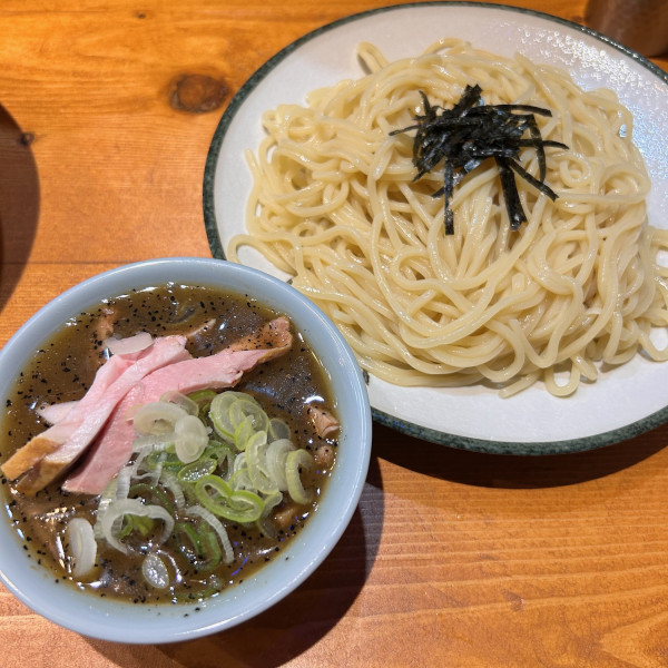 ラーメン（1000円）＋つけめん（1100円：麺少なめ200gにすると烏龍茶サービス）＋吊し焼きチャーシュー（200円）