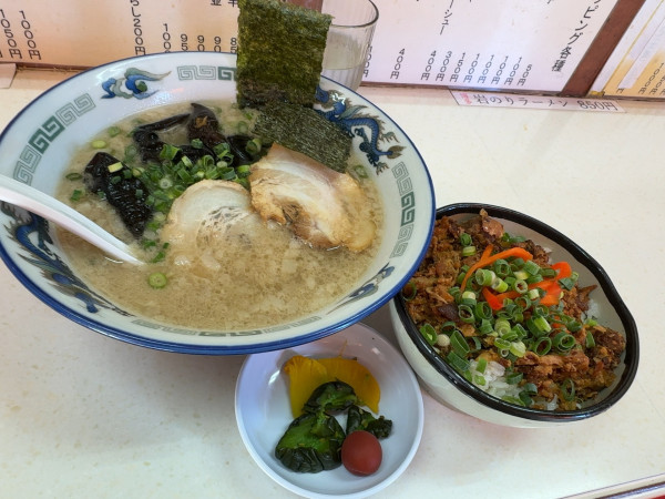 「博多ラーメン+肉丼(チョイ)・替玉」@ラーメンえちご 本店の写真