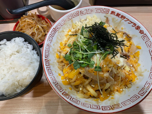 「炙りチーズ油そば」@武蔵野アブラ學会 神田店の写真