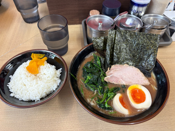 「ほうれん草ラーメン」@横浜らーめん 武蔵家 池袋店の写真