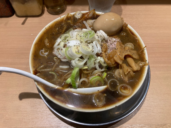 「札幌ブラック味玉入り1350円」@札幌六坊の写真