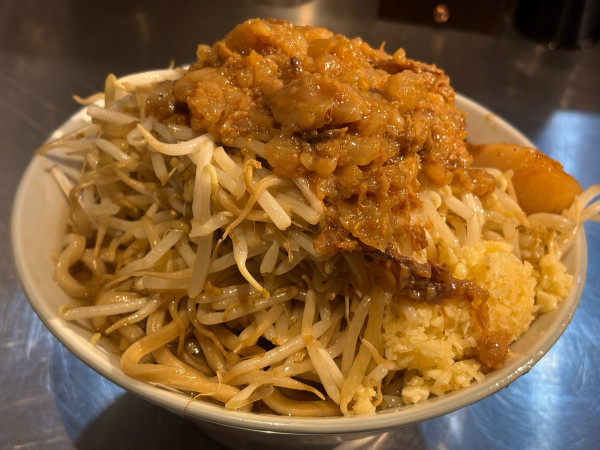 「ラーメン300g（やさい、ニンニク、あぶら）」@成城贅肉店の写真