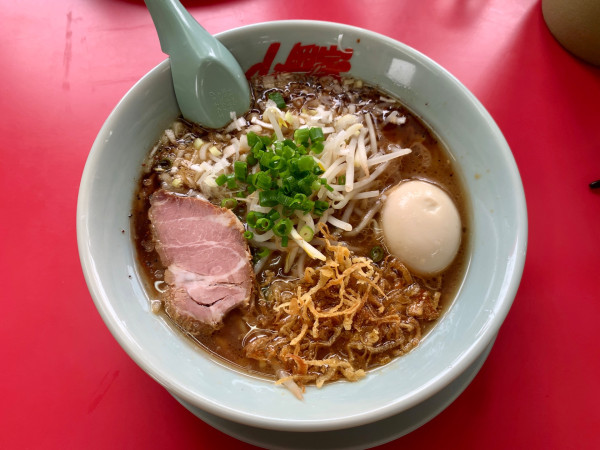 「焦がし醤油ラーメン940円・味付玉子140円」@ラーメン山岡家 東金店の写真