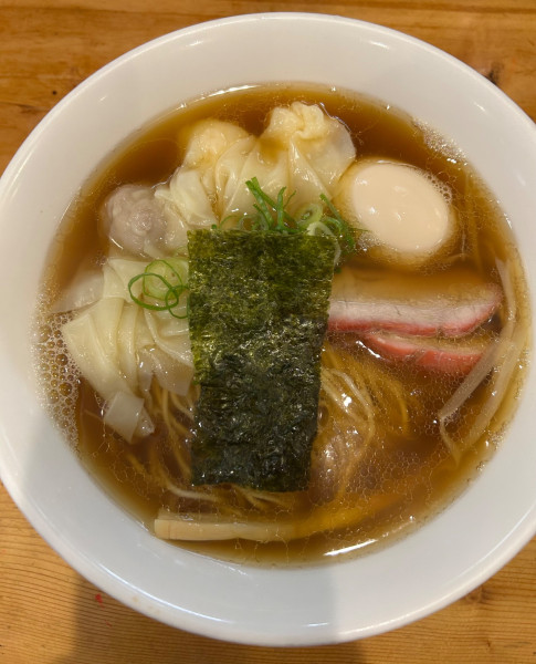 「特製ハーフワンタン麺(黒)1100円+味玉150円」@支那そば 大和 稲荷町本店の写真