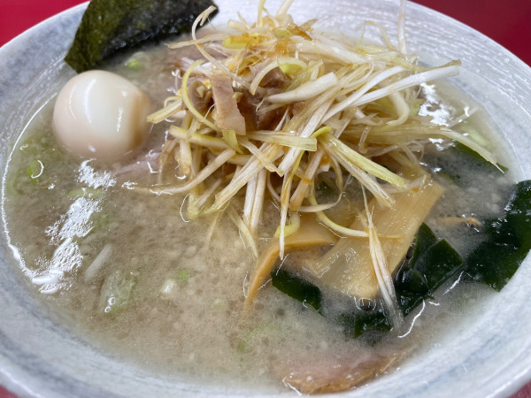「ネギチャーシューメン＋味玉＋半ライス（1350円）」@ニューラーメンショップの写真