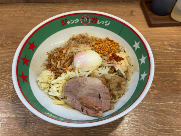 「まぜそば　玉子あり　全マシ　940円」@ジャンクガレッジ 北浦和店の写真
