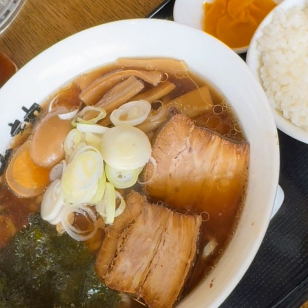 「ラーメン 820円＋サービス半ライス」@会津喜多方ラーメン 蔵太鼓 茨城麻生店の写真