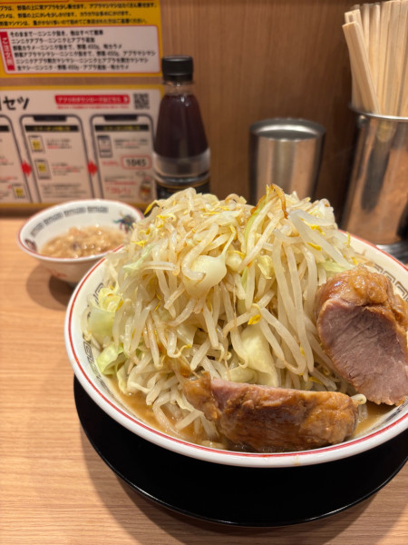 「小ラーメン麺硬め全マシマシ　アブラ別皿」@ラーメン豚山 小田原店の写真