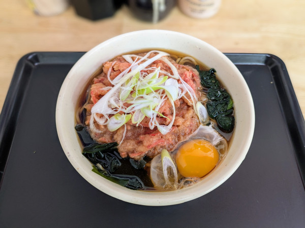 「紅生姜天そば+生卵(690円)」@立ち喰いそばうどん 松石の写真