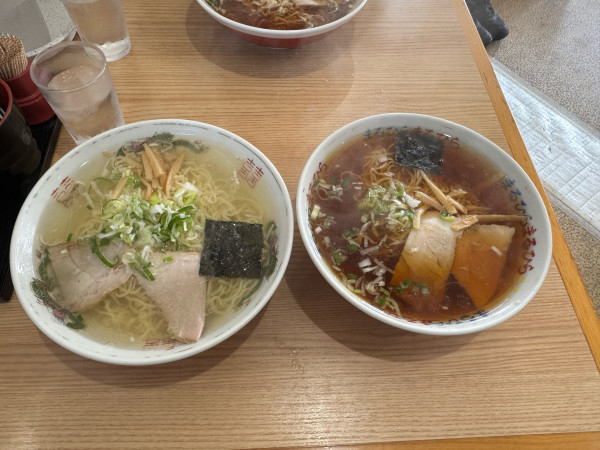 「醤油ラーメン、塩ラーメン大盛り」@まるひらの写真