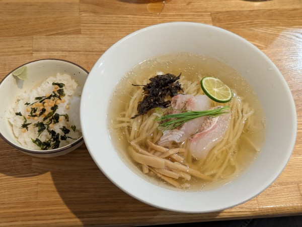 「限定12食明石鯛の冷やし塩ラーメン〆ご飯付」@RAMEN TOMOの写真