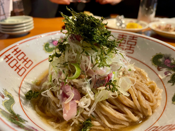 「〆張鶴 純＋サッポロ赤星＋料理諸々→ 鯵の冷やし和えそば」@三鷹らーめん酒場 SALの写真