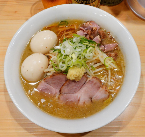 「味噌らーめん＋味玉W＋もやし＋ビール（中瓶）」@三ん寅の写真