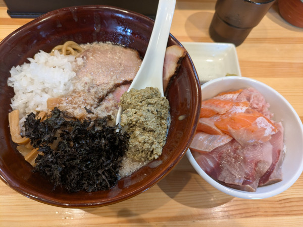 「【限定】牡蠣と煮干しの背脂まぜそば➕大盛り➕海鮮丼➕ライス」@らーめん廣澤の写真