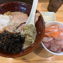 【限定】牡蠣と煮干しの背脂まぜそば➕大盛り➕海鮮丼➕ライス