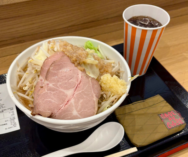 「豚煮干＋コカコーラ」@江戸前煮干中華そば きみはん ららぽーと豊洲マリーナキッチン店の写真