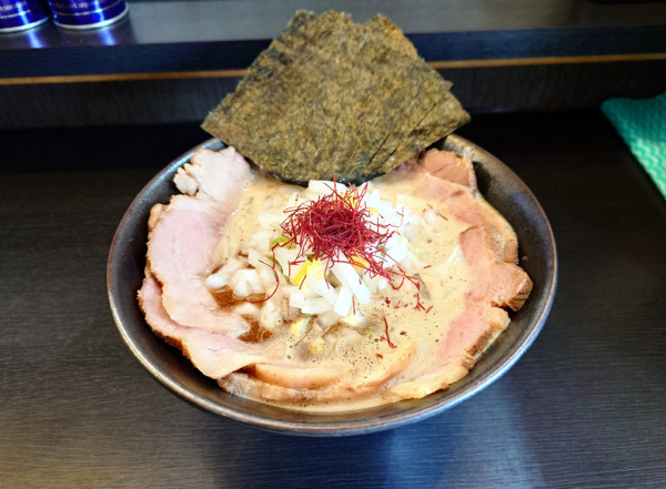「チャーシュー焼きあご塩らーめん」@麺屋なにがしの写真