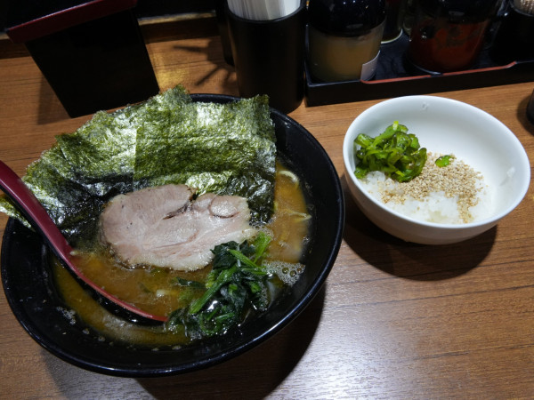 「ラーメン 麺硬め+味濃いめ+油多め+サービスライス+サービス」@麺家 黒の写真
