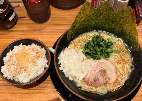 「家家ラーメン塩+ライス」@横浜家系ラーメン 壱角家 越谷店の写真