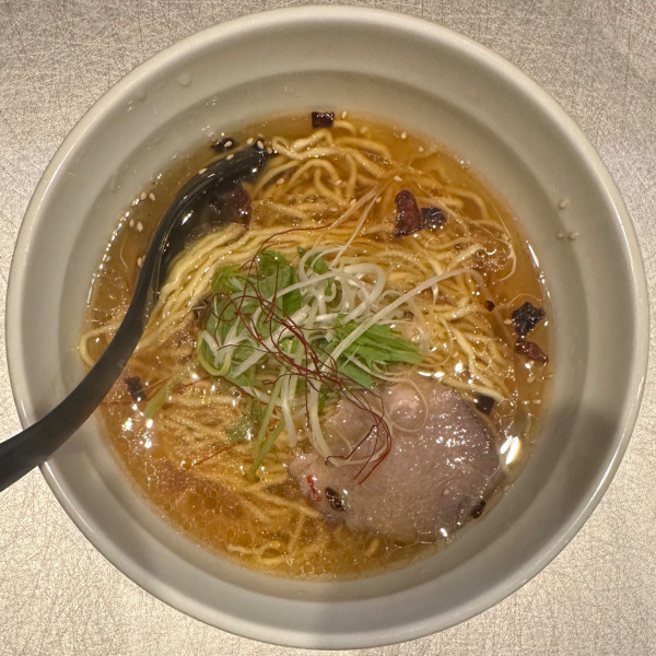 「琥珀醤油拉麺」@天雷軒 四ツ谷本店の写真