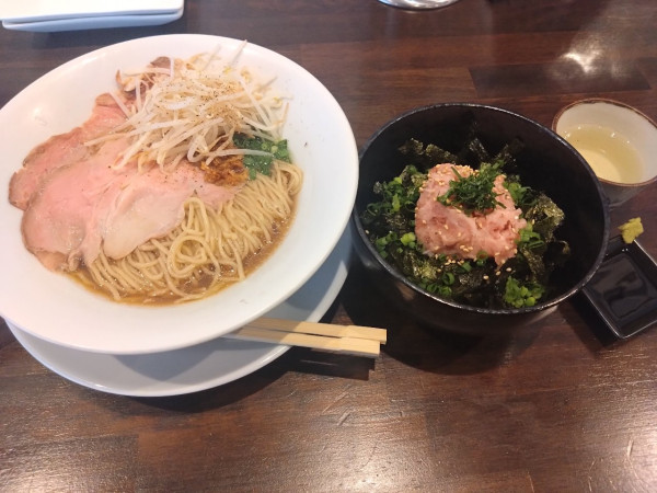 「牛骨ラーメン+ネギトロ丼」@紅ズワイガニらぁ麺 まるはち屋の写真