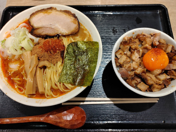 「辛辛魚らーめん大盛り 豚ごはん」@井の庄 光が丘店の写真