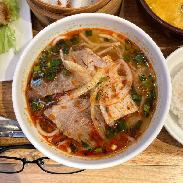 「ベトナム海鮮カレーと牛すじスープ麺のセット」@ジャスミンパレス 川崎アゼリア店の写真