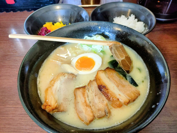 「白湯ラーメン、無料ランチサービス（ライス、キムチ、お漬物）」@らーめん本郷亭 名駅店の写真