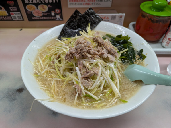 「ネギラーメン　中盛ネギトリプル」@ラーメン かいざんの写真