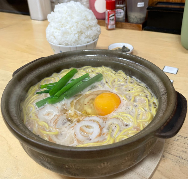 「鍋焼きラーメン（大）770円 + ご飯（大）300円」@鍋焼きラーメン千秋の写真