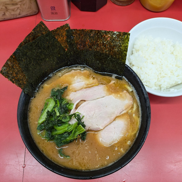 「チャーシュー麺、ライス」@ラーメン杉田家の写真
