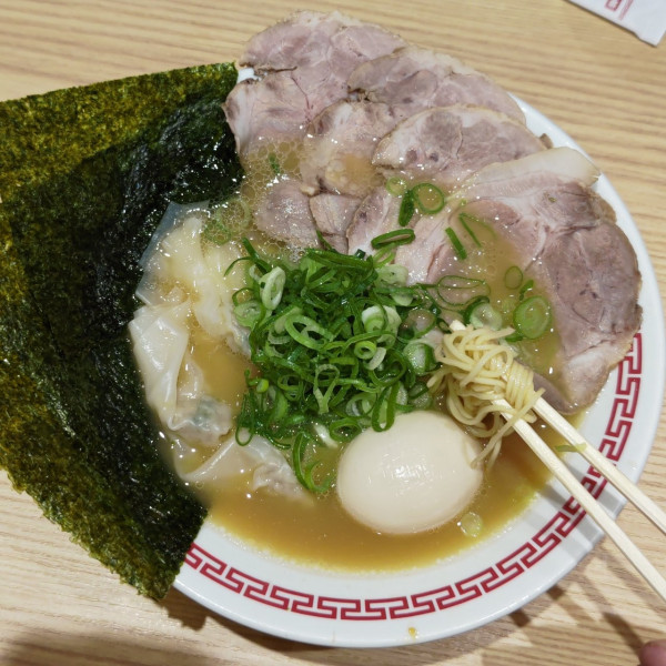 「スペシャルラーメン（1650円）」@幸ちゃんラーメン 福岡空港店の写真