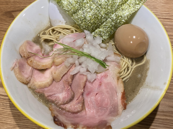 「特製鈍＋和え玉(しらす本日限り強制トッピング)」@煮干 閏の写真