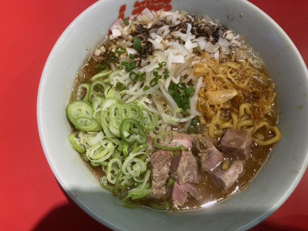 「【限定】焦がし醤油ラーメン+薬味ネギ+コロチャー」@ラーメン山岡家 日立東金沢店の写真