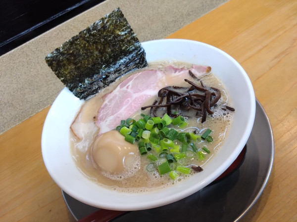 「とんこつ 880円 煮玉子 100円」@ラァメン ぼーんずの写真