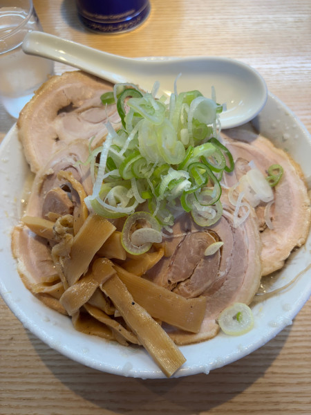 「醤油チャーシュー➕麺固め➕背脂多め1350円」@らーめん 鐵 おゆみ野店の写真