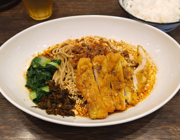 「パイコーのせ汁なし担担麺+コシヒカリご飯（大）」@雲林坊 北千住東口店の写真