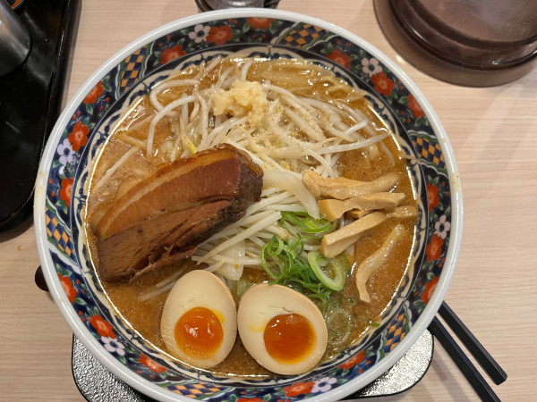 「煮玉子のせ角煮味噌ラーメン」@味噌屋 蔵之介 千葉おゆみ野店の写真