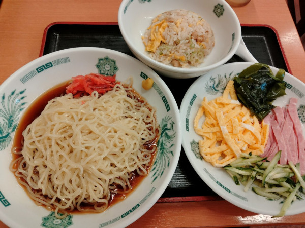 「黒酢冷やしラーメン+半チャーハン」@日高屋 船橋本町4丁目店の写真